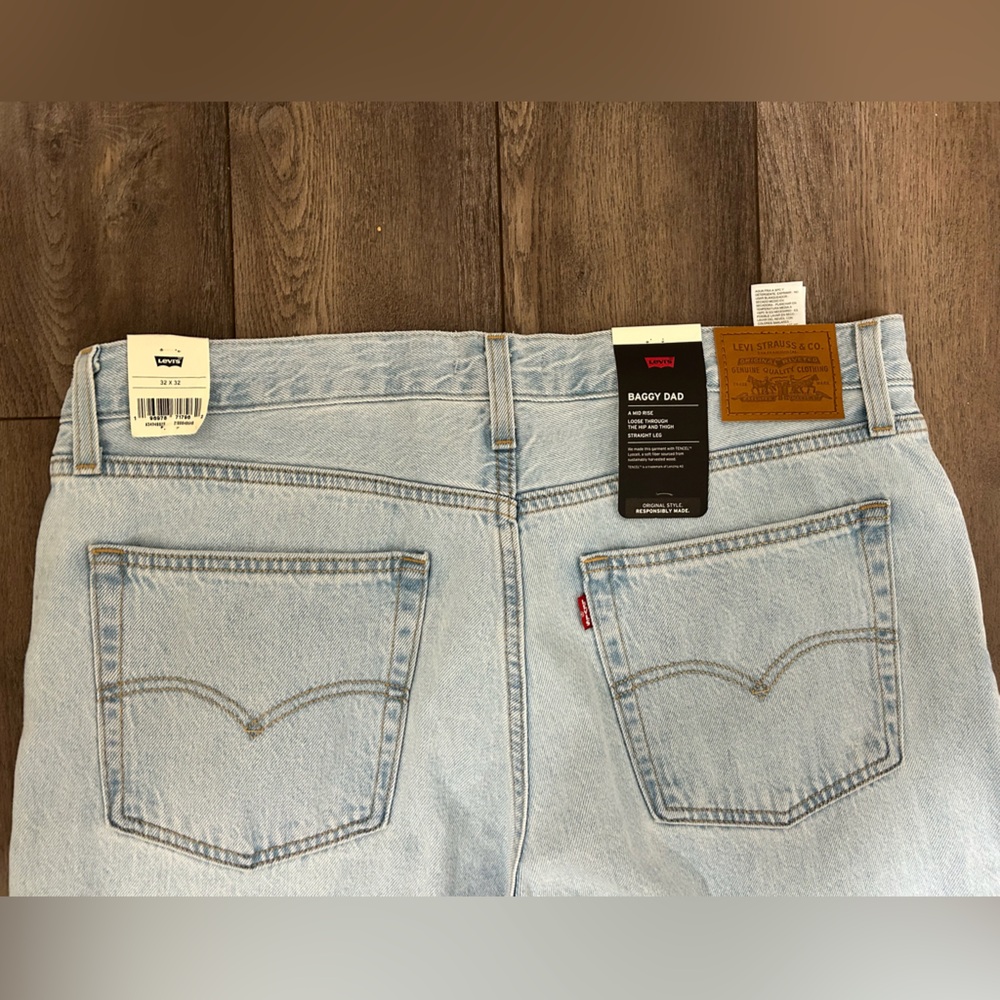 NWT. Levi’s Premium denim. Baggy Dad, mid rise, loose, straight leg. Size 32x32 - Picture 4 of 6